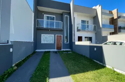 Lindo sobrado com 2 suítes, varanda, em uma localização com muito verde e fácil acesso.
