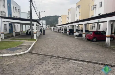 Ótimo sobrado, com móveis planejados em condomínio fechado