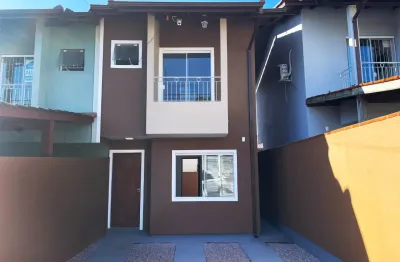 Sobrado com 2 suítes em excelente localização no bairro bela vista em palhoça.