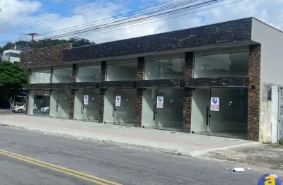 Loja para locação anual em guaratuba -sala comercial, 38,00 m2 útil, 2 banheiros e espaço descoberto nos fundos.