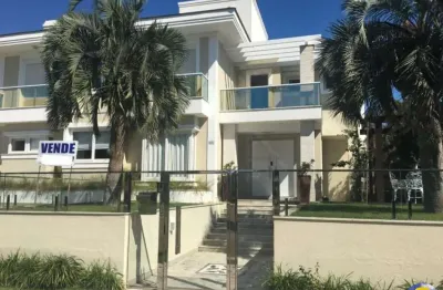 Excelente casa a 80m do mar, 4 suítes sendo 2 demi-suítes com 3 vagas de garagem em jurerê internacional florianópolis/sc - imobiliária áfrica