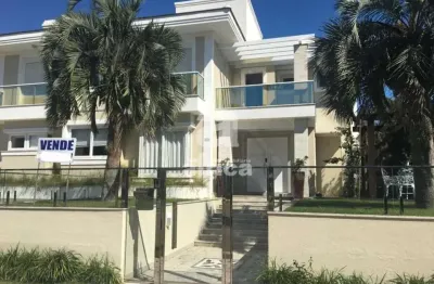Excelente casa a 80m do mar, 4 suítes sendo 2 demi-suítes com 3 vagas de garagem em jurerê internacional florianópolis/sc - imobiliária áfrica, jurerê internacional, florianopolis - sc