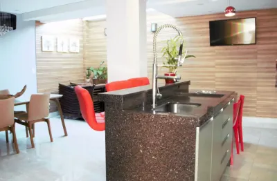 Triplex lindo e em excelente localização no xaxim - vale a pena conhecer!