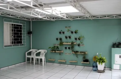 Casa com 2 dormitórios, ampla e bem localizada em colombo, bairro campo pequeno