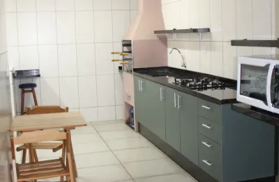 Casa com 2 dormitórios, ampla e bem localizada em colombo, bairro campo pequeno