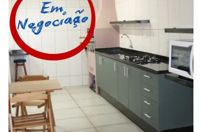 Casa com 2 dormitórios, ampla e bem localizada em Colombo, bairro Campo Pequeno