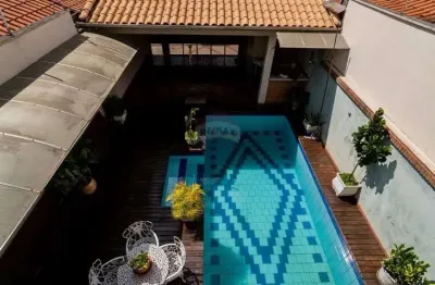 Sobrado com 3 dormitórios, suíte com closet, piscina e área gourmet – próximo ao comércio, no parque