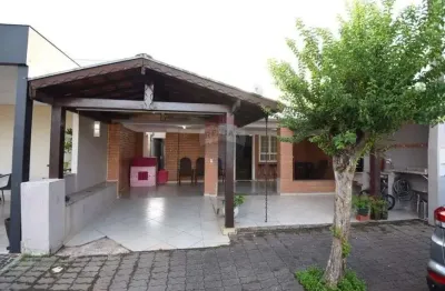 Cada à venda no condominio petit village com 3 dormitórios.