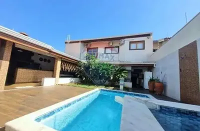 Sobrado para venda possui 228 metros quadrados com 4 quartos