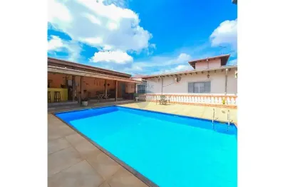 Casa à venda no Jd. Universitário, 6 quartos, 2 suítes, piscina, 4 vagas, próxima ao Forum