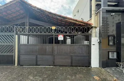 Casa em Praia Grande terrea, em otimo local, no bairro da Guilhermina, local excelente para moradia, 03 dormitorios sendo 01 suite, quintal aos fundos, comodos bem distribuidos, 02 vagas de garagens, 