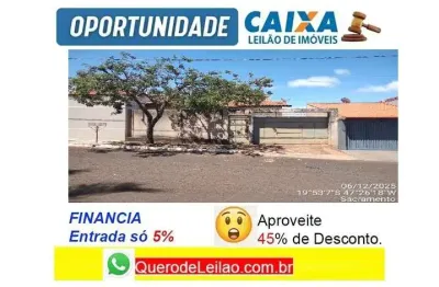 Casa com 2 quartos à venda na Rua Benedito Valadares, Centro, Sacramento