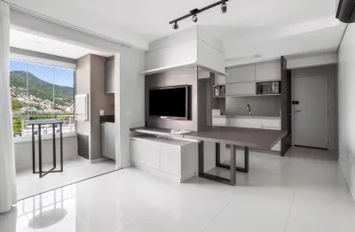 Apartamento com 2 quartos, 100% decorado, beira mar sul com vista parcial.