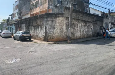 Casa terra,  precisando reforma, com uma localização espetacular