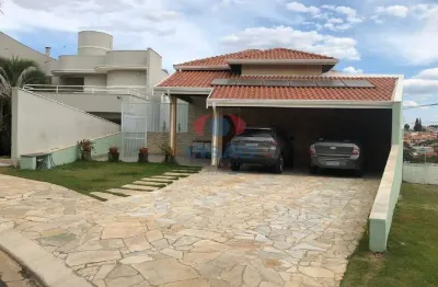 Sobrado em condomínio fechado, com ótima localização!