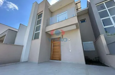 Casa sobrado com 3 dormitórios no Montreal Residence para locação!