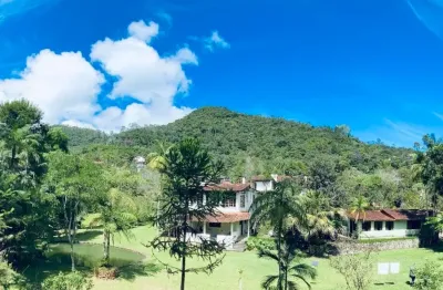 Excelente casa, dentro de sitio Área nobre no Stucky pavimentado.