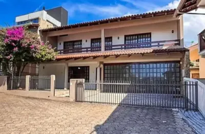 Excelente sobrado averbado no centro de barra velha com 269,92 m² privativos!!