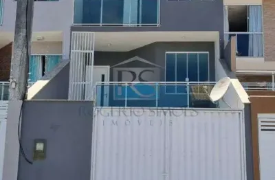 Otima casa com 03 quartos, sendo 01 suite 02 vagas cobertas de garagem - jardim vitoria macae-rj