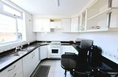 Belíssimo sobrado, amplo, ensolarado e com espaço gourmet