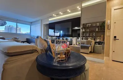 Apto mobiliado de 2 dormitórios, suíte, closet e 3 vagas próximo ao centro