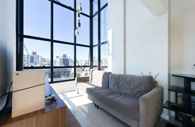 Lof com pé direito duplo totalmente mobiliado e decorado no bairro humaitá