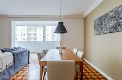Ótimo apartamento reformado com iluminação natural.