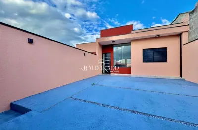 Casa em Extrema à venda com 2 dormitórios com quintal nos fundos garagem pra 2 carros