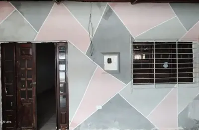 Casa bem localizada no bairro de areias com 02 quartos