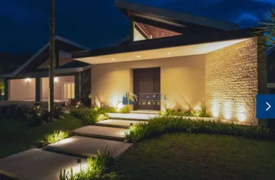 Casa térrea de alto padrão (3 degraus da sala para os quartos), amplamente reformada, localizada no condomínio
