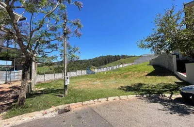 Terreno plano à venda com 898,76m² em condomínio fechado tipo clube vale das águas no interior, a 80km de são paulo em bragança paulista.