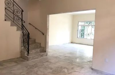 Casa com 3 quartos para alugar na Rua Ministro João Mendes, 95, Embaré, Santos