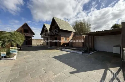 Conjunto de 3 Chalés Mobiliados à Venda por R$ 745.000 - Brilhamares - Balneário Gaivota/SC