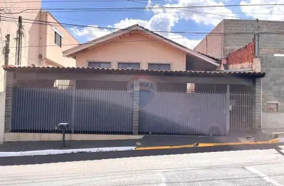 Casa disponível pra venda, 3 quartos, 2 vagas de garagem, na av. pinheiro machado, jardim rosa branca.