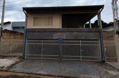 Casa á venda, com 3 quartos, garagem para 2 carros próximo a avenida pinheiro machado