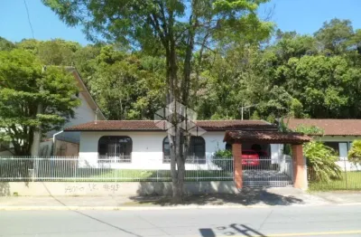 Oportunidade imperdível - casa à venda em joinville com excelente localização! possui 3 quartos, 1 suíte + edícula