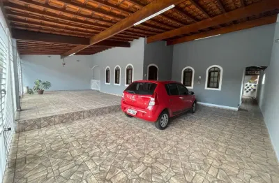 Linda casa , com excelente acabamento , com edícula comple