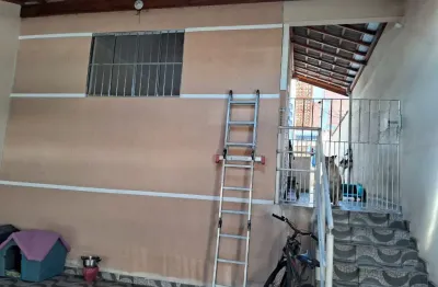 Uma graça de casa , lugar tranquilo , próximo de escola , p. onibus