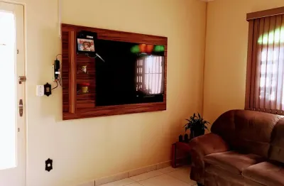 Excelente casa ,com pintura recente em rua sem saída ,no começo do bosque dos eucaliptos