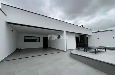 Casa à Venda e Locação na Vila Jaboticabeira, Taubaté – 3 Suítes