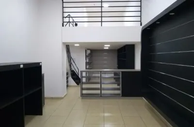 Linda loja montada com banheiro privativo e moveis planejados