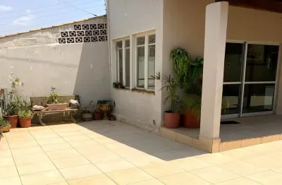 Na qnf 08 - baixou !!! casa de 02 quartos com salão de beleza montado