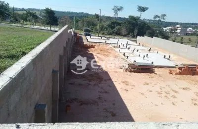 Terreno com obra iniciada no condominio saint charbel, aracoiaba da serra/sp