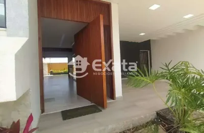 Sobrado com 03 suites, 4 vagas de garagem e piscina