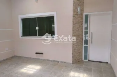 Casa assobradada com quintal amplo no declive – 3 quartos (1 suite) – duas vagas cobertas – aceita permuta!