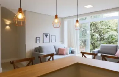 Chalé tem uma suíte  quarto  cama queen, banheira. terreo 1 sala com dois sofas cama casal e cozinha e varanda com vista para vale