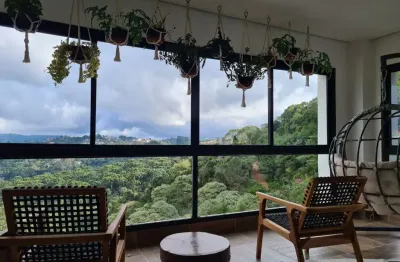 Ap com jacuzzi tem uma suíte c quarto com cama queen, banheiro com banheira
