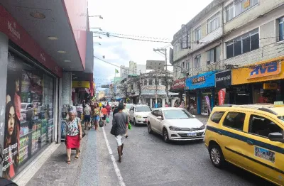 Passo ponto loja calçadão passa 120 pessoas por minuto.