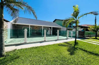 Casa com 04 dormitórios (01 suíte) + piscina, à  50 metros da praia