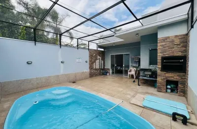Excelente casa com 03 dormitórios (sendo 1 suíte) - com piscina á 320 metros da praia.